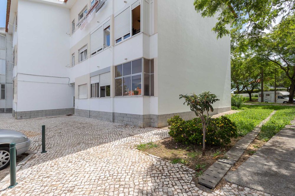 apartamento T2, em R/C, com 80m2 de ABP + 6m2 de área dependente (arrecadação) em Trajouce, São Domingos de Rana