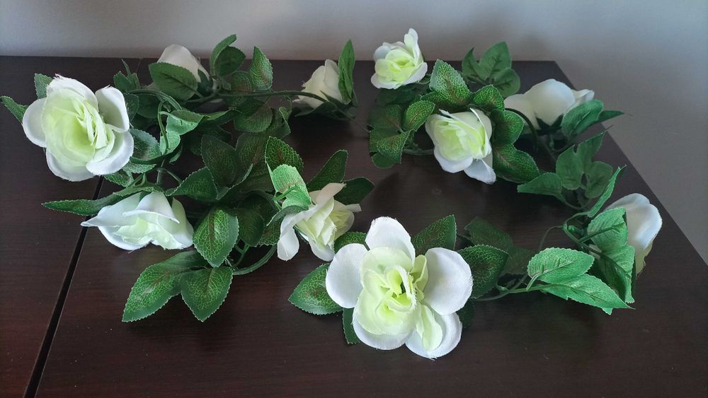 Girlandy kwiatowe, zwisy krótkie, biało-kremowe z dodatkiem zieleni.