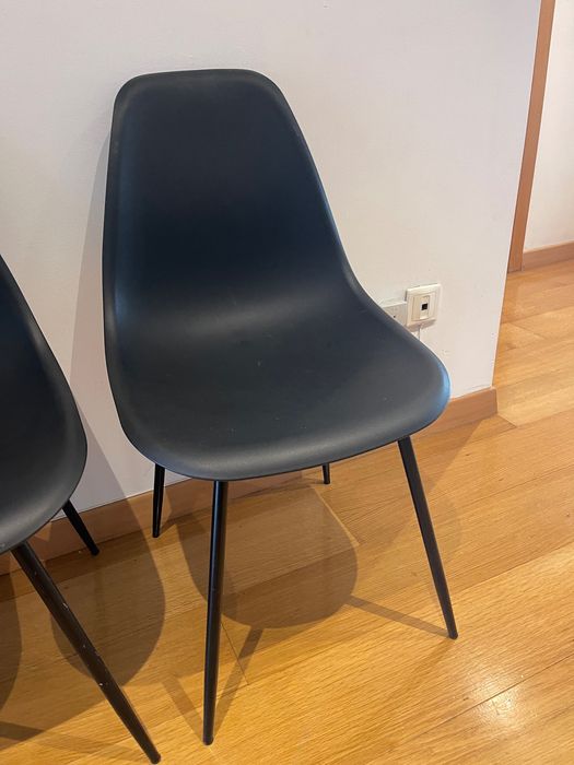 Cadeiras pretas para qualquer ambiente