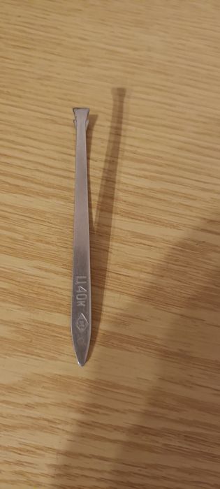 Пинцет .            .