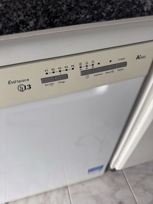 Máquina de Lavar Loiça Candy Usada, a funcionar