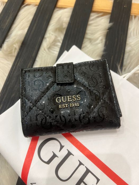 Чорный лаковый маленький кошелек guess