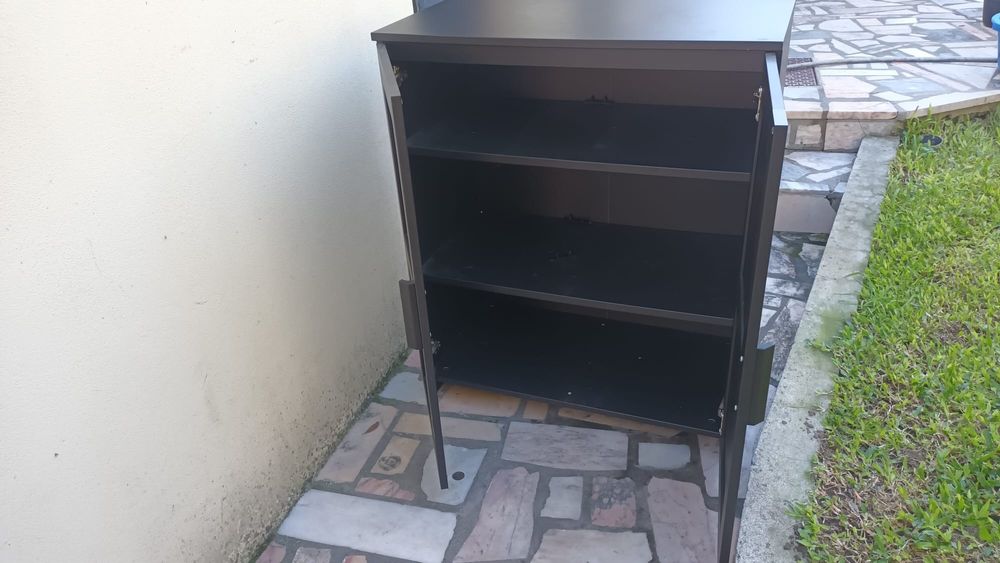 Móvel com prateleiras