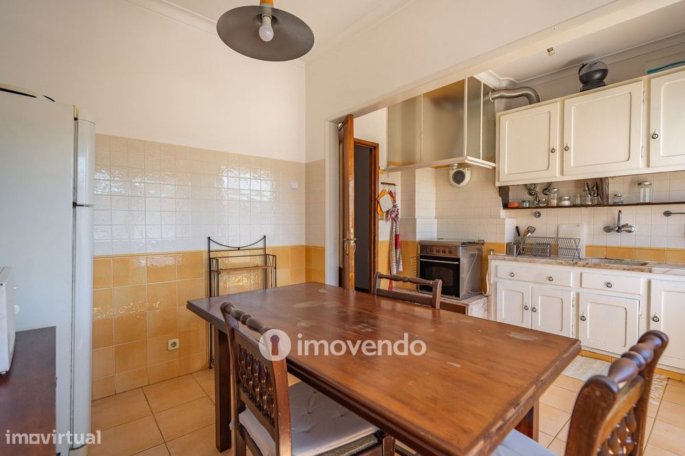 Apartamento T3, com arrecadação e boas áreas, na Estrada da Luz