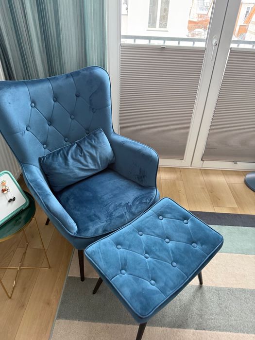 Fotel granatowy na nóżkach