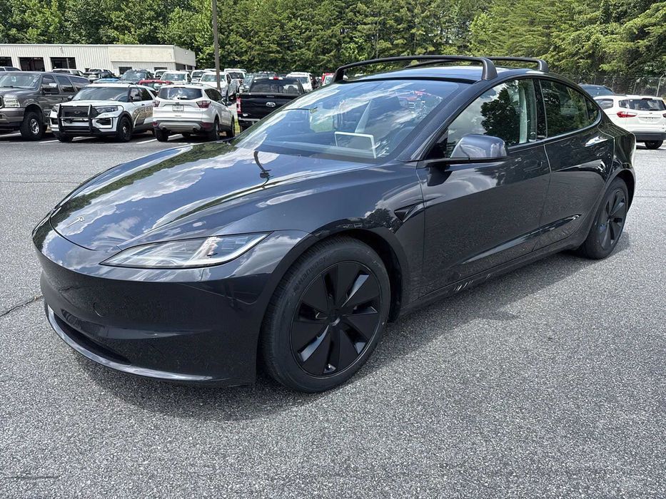 Tesla Model 3 Long Range      2025
