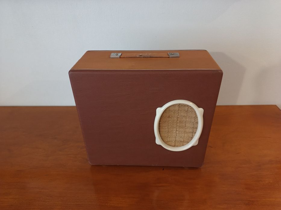Stary sprawny gramofon Karolinka