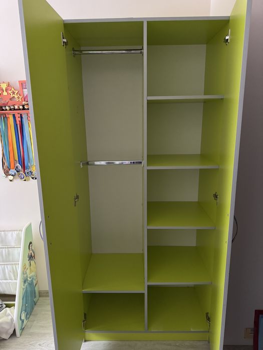 Меблі у дитячу  кімнату  , ліжко , шафа, підставка для книжок