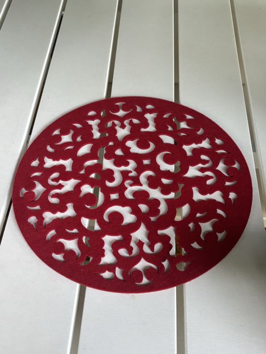 Individual de mesa, encarnado, recortado. 4 unidades. Velcro.