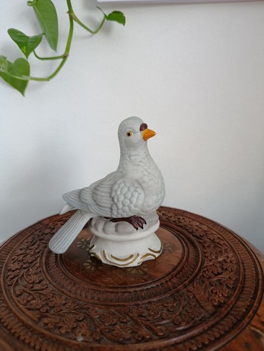 Porcelanowa figurka gołębia