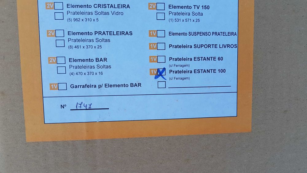 Prateleira nova na caixa cor faia