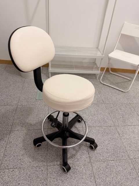 Cadeira com Base Cromada, 5 Rodas e Elevação Hidráulica | Esteticistas, Massagistas, Tatuadores...