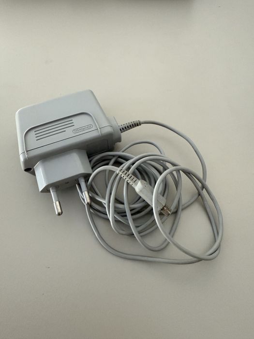 Nintendo dsi preta com caixa, manuais e carregador