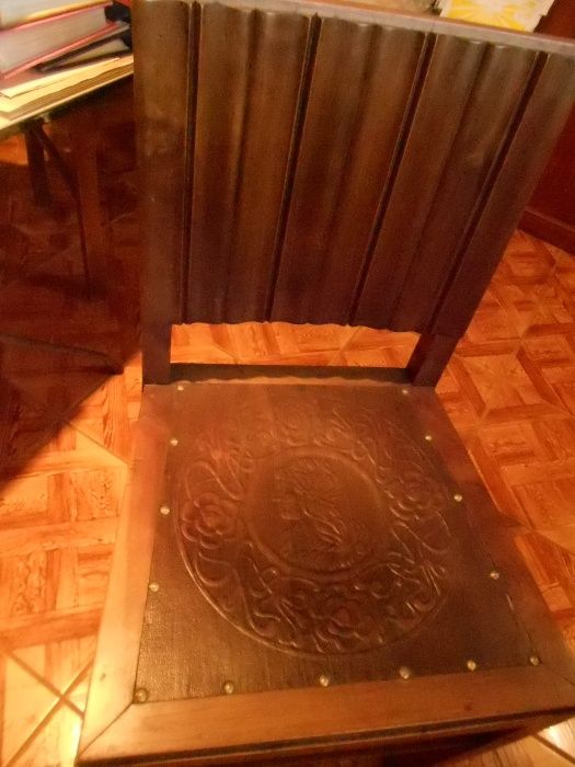 Cadeira Antiga com Imagem