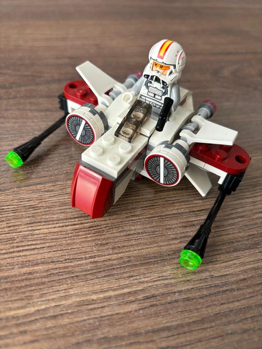 LEGO Star Wars # 75072
Microfighters ARC-170 Starfighter
[figurina pil