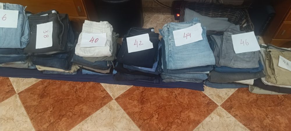 Calças de vários tamanhos, a maior parte de ganga