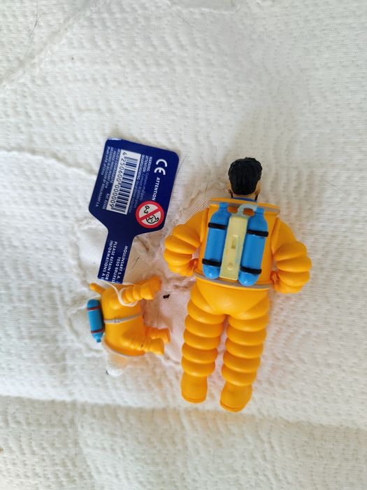 Figuras colecionáveis ​​de Tintim representando o Capitão Haddock e o