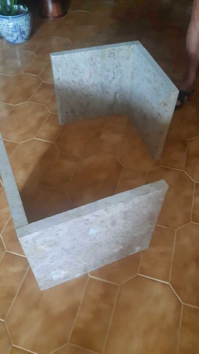 Mesa de sala de estar em pedra