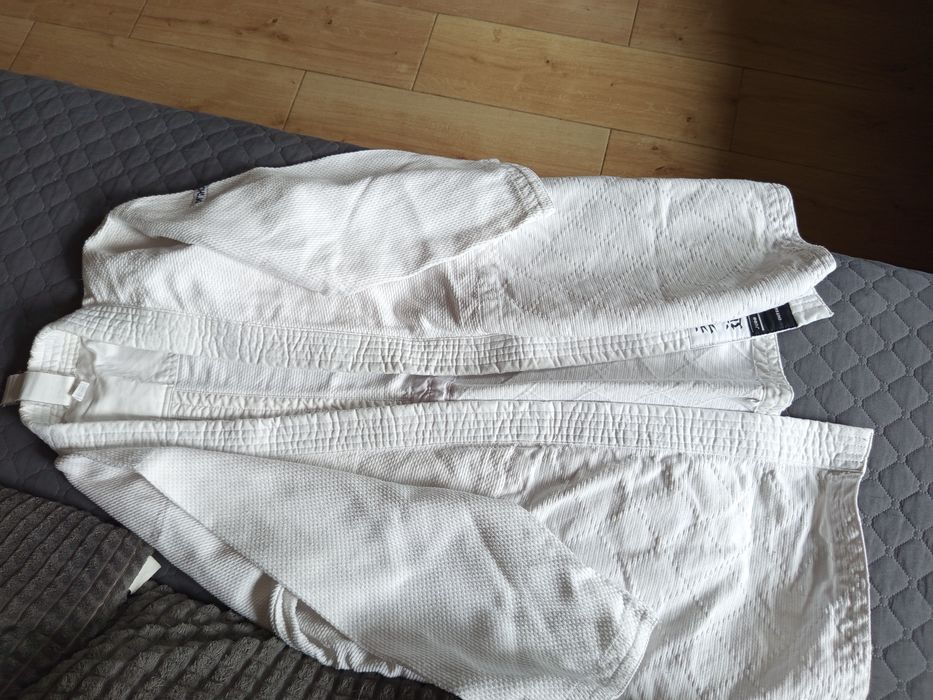 Kimono do judo uzywane z białym pasem