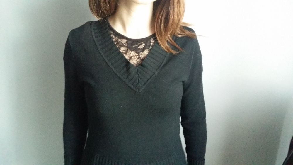 Czarny klasyczny sweterek w serek, elegancki