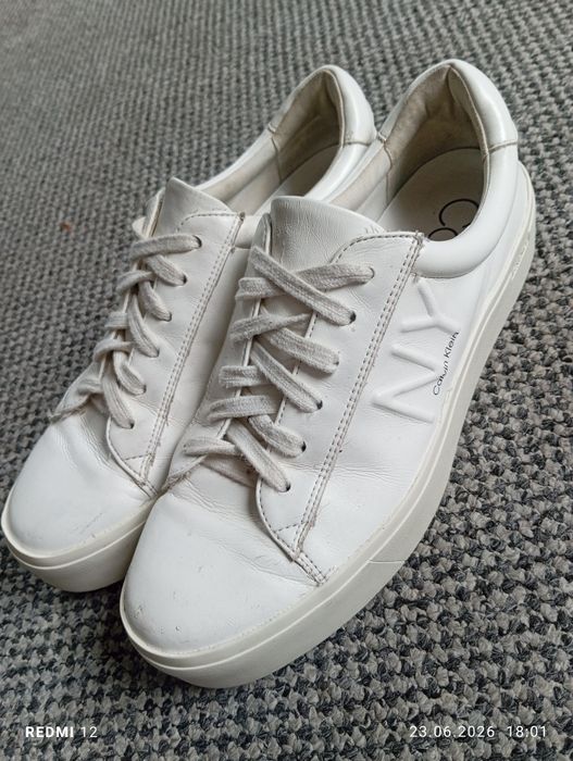 Białe sneakersy Calvin Klein z wytłoczonym logo NY r. 39