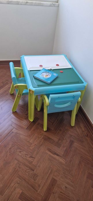 Mesa e cadeiras de criança da Imaginarium