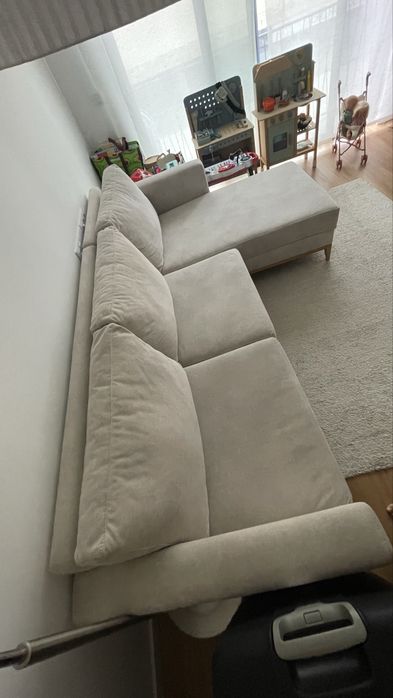 Sofá com chaise longue em tecido