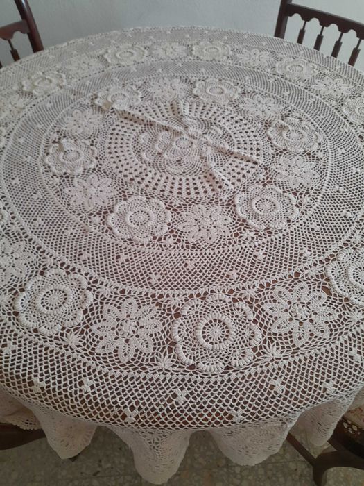 Toalha de mesa em crochet antiga. Em bom estado.(Cor Bege)