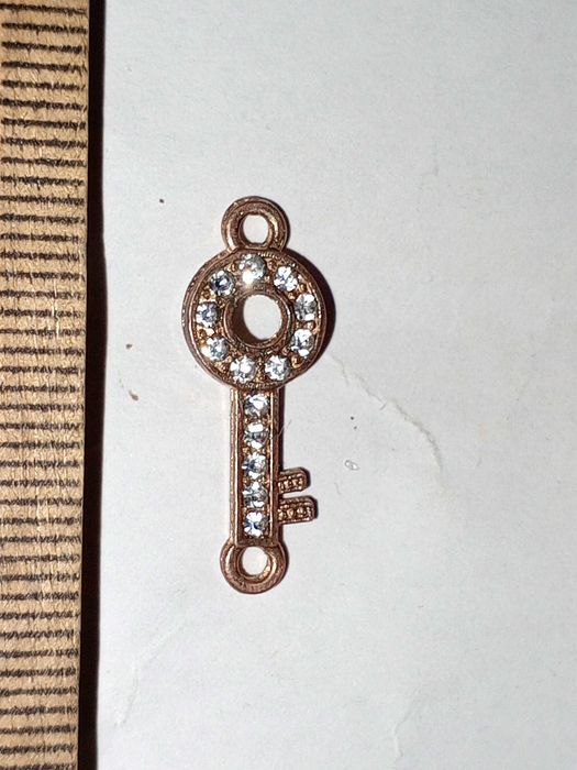 Винтажная подвеска-коннектор в форме ключа со стразами.