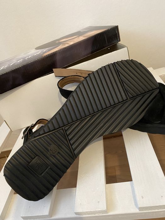 Продам замшеві босоніжки