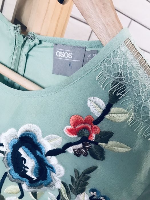 Шикарна сукня з вишивкою від Asos