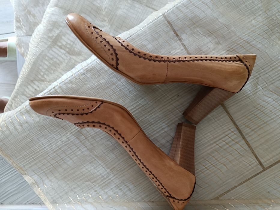 Buty damskie skórzane na obcasie  38