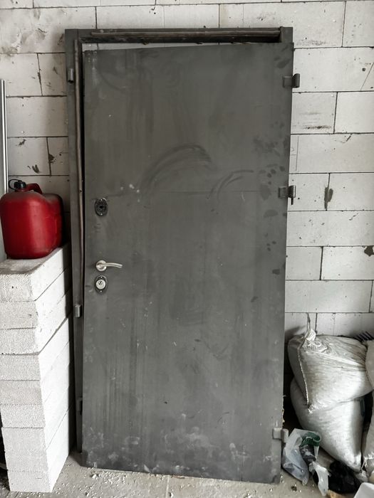 Дверь входная  с коробкой 90см