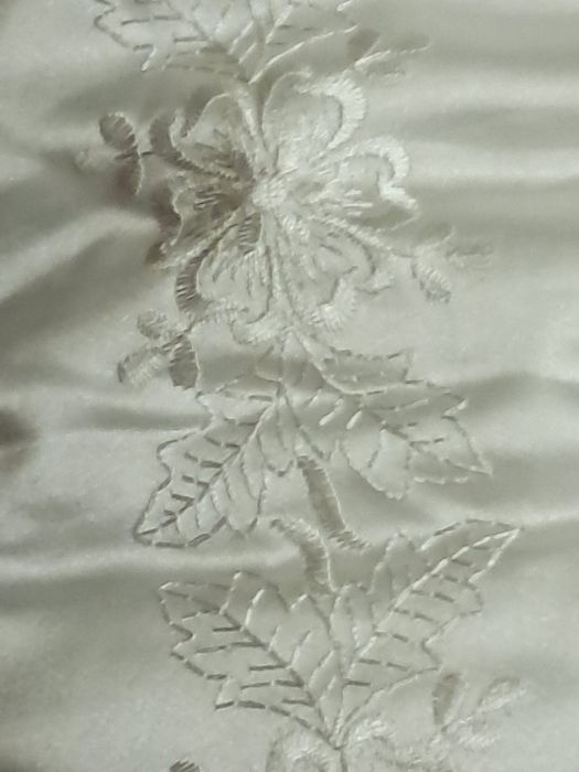 Colcha de casal  com bordado  e folhos,2,10× 1,40 ,folhos 45