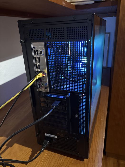 Vendo PC Gaming RGB com RTX 3060, Ryzen 5, 16 GB de RAM, SSD rápido e refrigeração líquida DeepCool. Estado excelente, pronto a jogar.