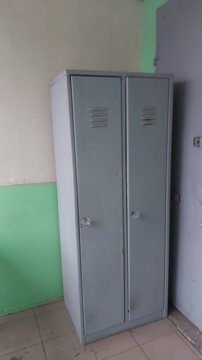 Металлический шкафчик для одежды