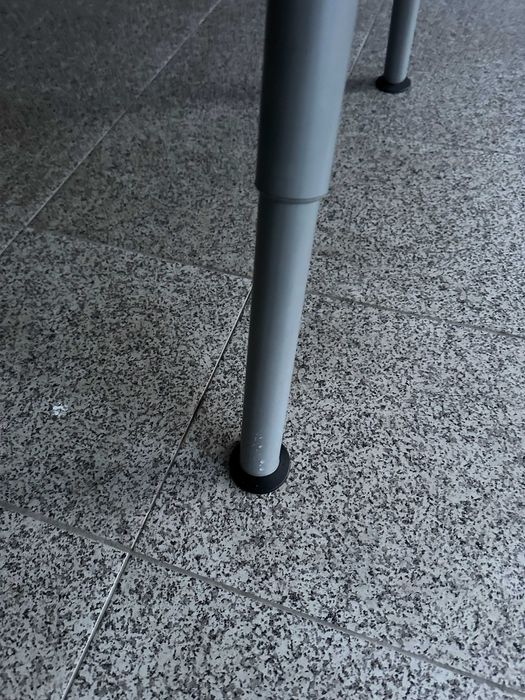 mesa tampo vidro e pernas regulaveis em altura