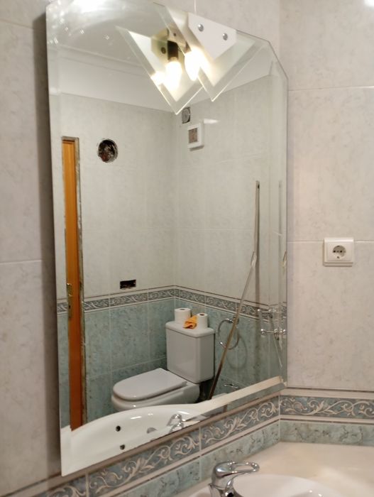 Móvel de WC com espelho e torneira