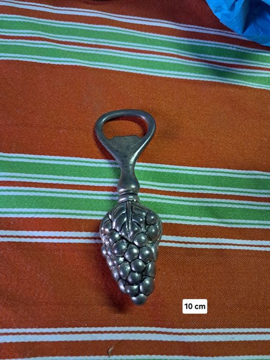 Abre garrafas em estanho