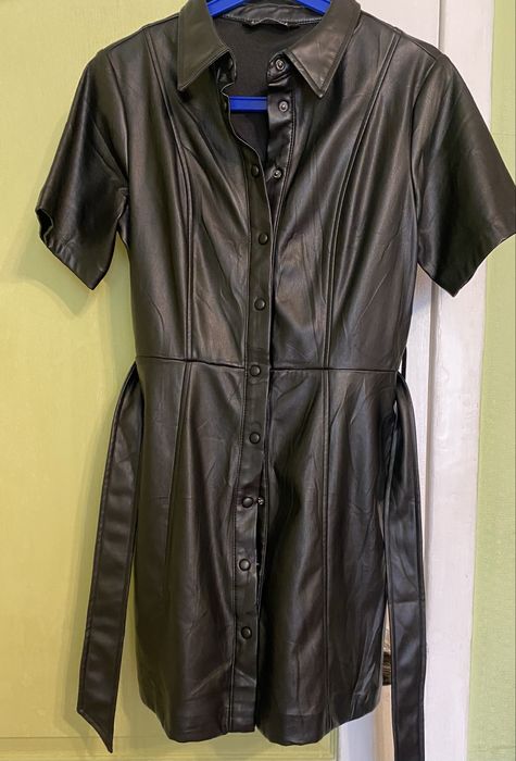 платье-рубашка черное кожанное от бренда STRADIVARIUS