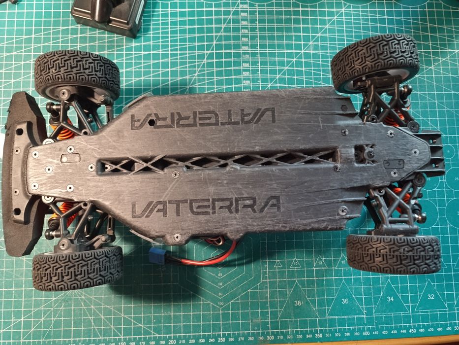 Model RC rally 1/10 vaterra v100