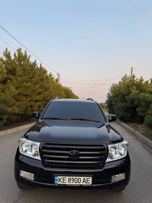 Toyota Land Cruiser 200 • 4.5 Diesel • 2011 •