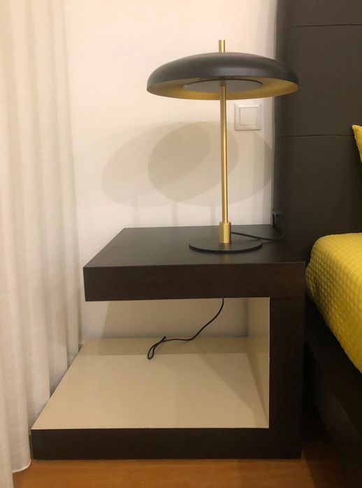 Mobília de quarto de casal (cama + mesinhas de cabeceira + espelho)