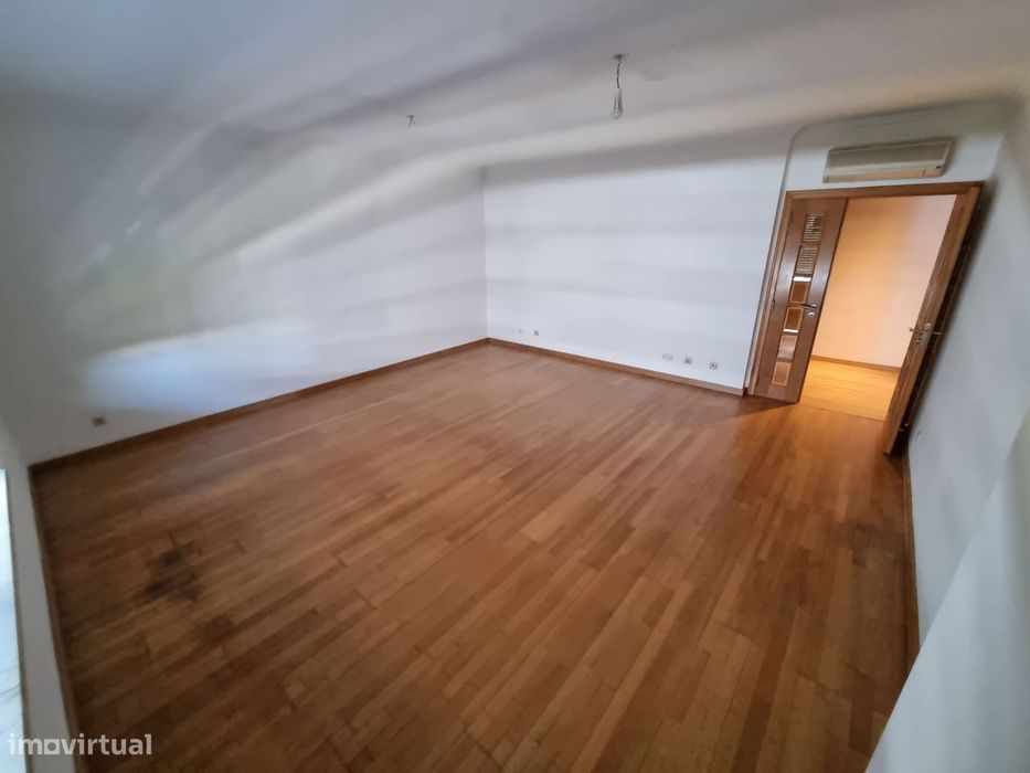 Apartamento T3 com garagem no Prior Velho
