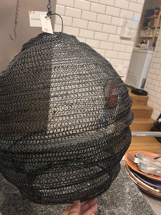 Luminária suspensa em metal preto da marca Madam Stoltz.