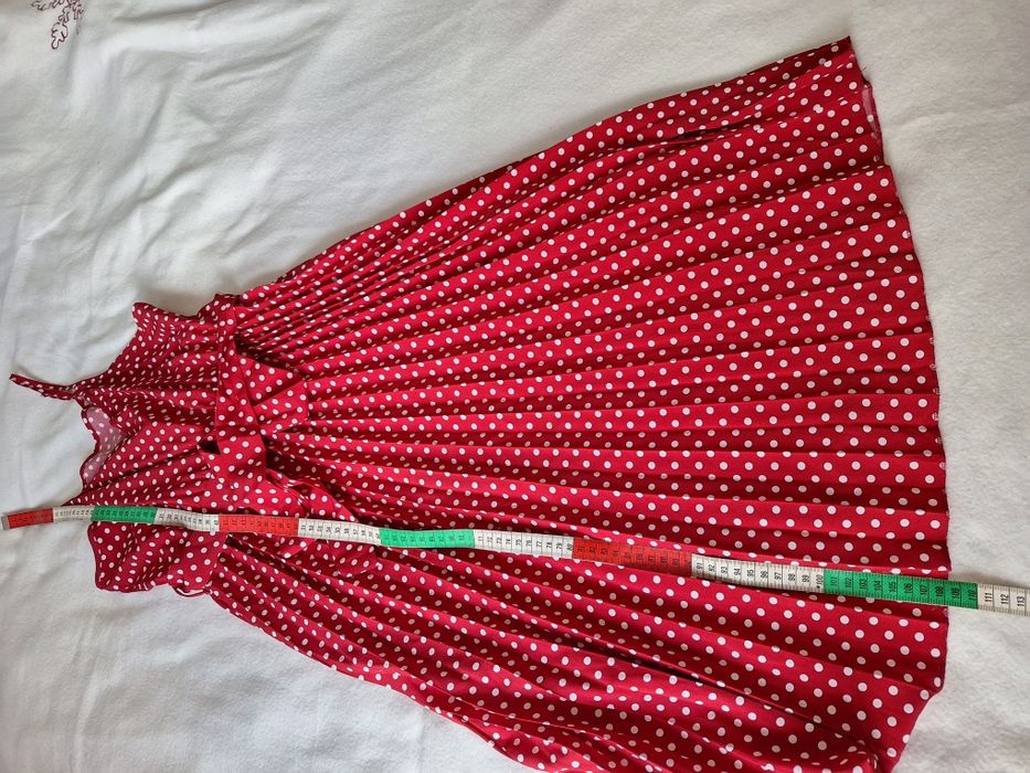 Elegancka sukienka czerwona w grochy.