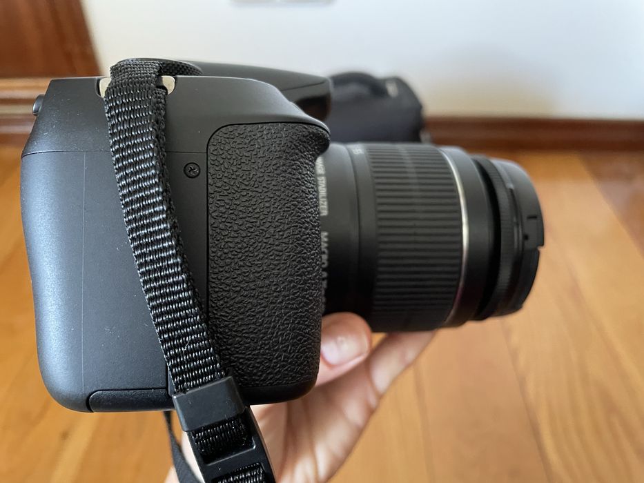 Máquina fotográfica Canon EOS 1300D com lente EFS 18-55mm