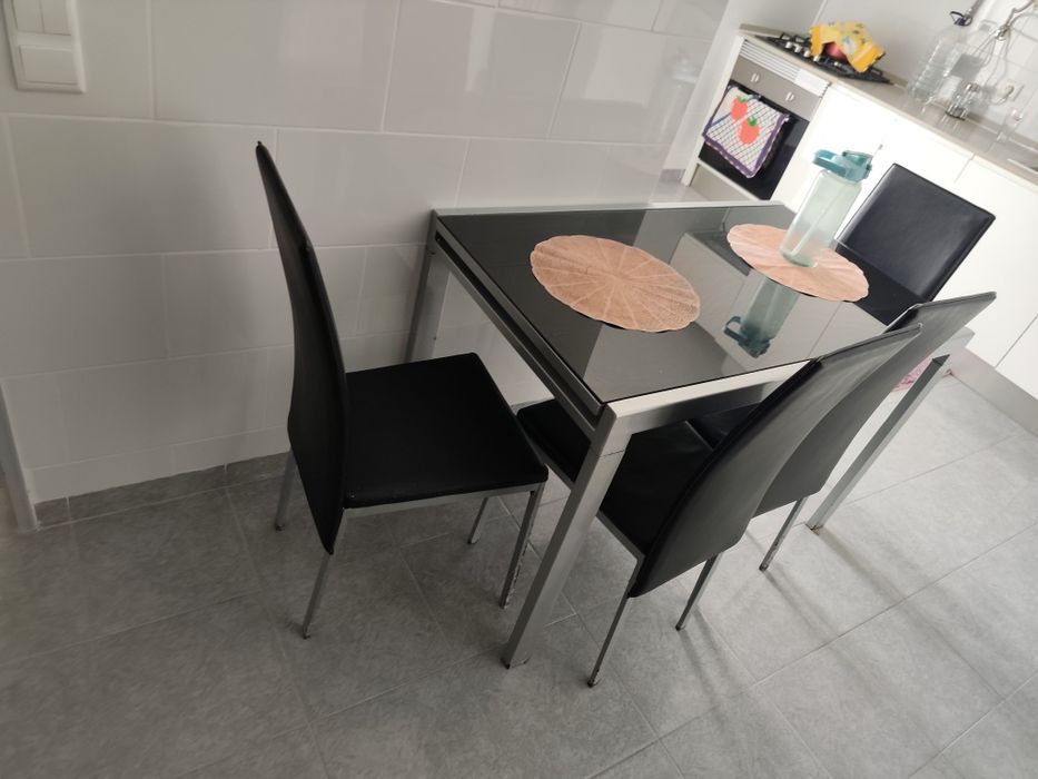Mesa de jantar extensível em vidro preto com cadeiras