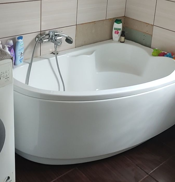 Wanna narożna z obudową