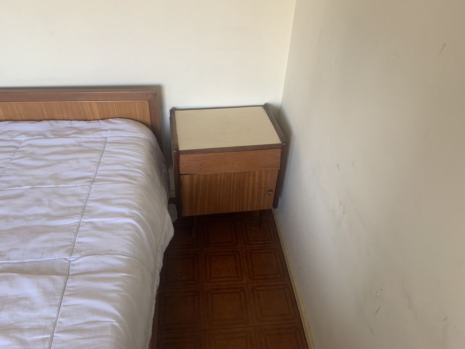 Cama de solteiro com mesa de cabeceira antiga vintage
